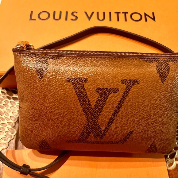 Double Zip Pochette Reverse Monogram Giant LV sling - Picture 7 of 13